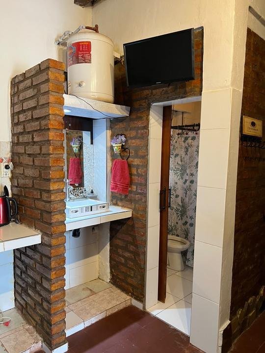 Bacha y baño con revestimiento de ladrillo